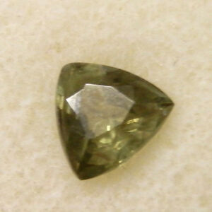  Natural Australian earth-mined green trillion sapphire gem...0.8  carat