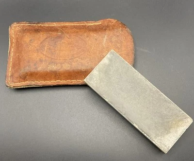 Piedra de afilar de colección Arkansas con estuche de cuero Estate Find Foto 1 de 4