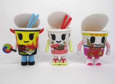 Tokidoki 超市 Besties 乙烯基玩偶 Kim Kimchi、Tommy Yum Yum、Ruby Ramen — 第 1/3 张图片