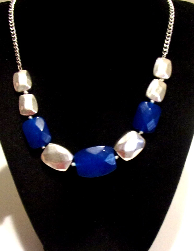 Collar Kenneth Cole cuentas de vidrio azul lapislázuli y cuentas enchapadas mate tono plata Foto 1 de 4