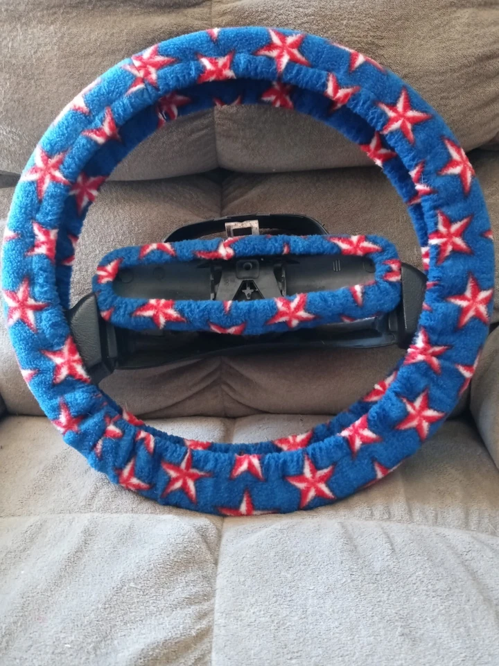 JUEGO DE VOLANTE Y ESPEJO RETROVISOR ESTRELLAS ROJAS Y BLANCAS SOBRE POLAR AZUL Foto 1 de 1