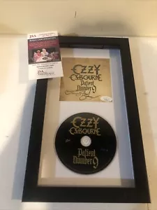 OZZY OSBOURNE PAZIENTE NUMERO 9 FIRMATO AUTOGRAFO CD INCORNICIATO DISPLAY JSA COA ROCK - Foto 1 di 7