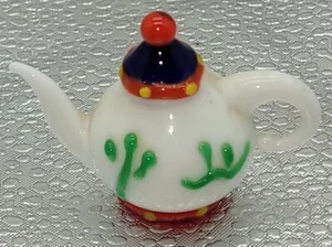 Rot weiß gelb grün Glas Teekanne Schatten Box Figur 1-1/4" breit x 1 1/4" hoch - Bild 1 von 4