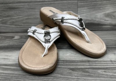 MINNETONKA 白色皮革银色金属花卉细节丁字鞋女式 6 码 — 第 1/4 张图片