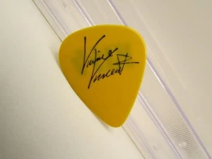 VINNIE VINCENT KISS Lick It Up Tour 1984 firma PICK CHITARRA GIALLO - Foto 1 di 2