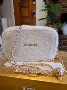 Chanel Beauty white tweed holiday bag with Adjustable strap - Picture 1 of 8