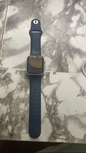 Apple Watch SE (2nd Generation) 40mm Aluminum Case with Midnight Sports Band ... - Photo 1 sur 5
