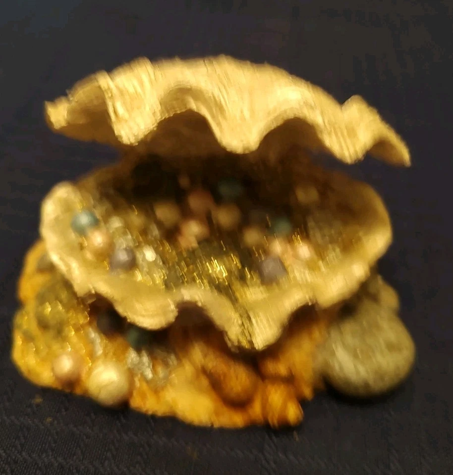 Resin 2.5"x 3.5" CLAM SHELL With Pearls  AQUARIUM DECOR - Image 1 of 4