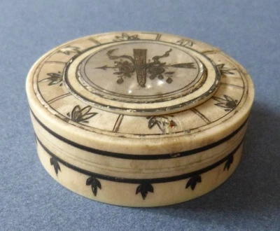 Boite ronde 18e siècle avec incrustations de nacre et argent - Photo 1/4