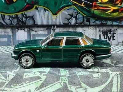 MATCHBOX / No. 1 Jaguar XJ6 (Metallic Green). Foto 1 de 4