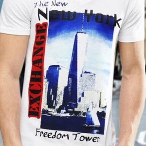 CAMISETA NUEVA CON ETIQUETAS NEW YORK FREEDOM TOWER EXCHANGE HOMBRE BLANCA CUELLO EN V MANGA CORTA - Imagen 1 de 5