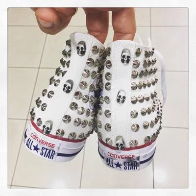 Converse Bianche Alte personalizzate con Borchie Argento teschi effetto sporco  - Immagine 1 di 2