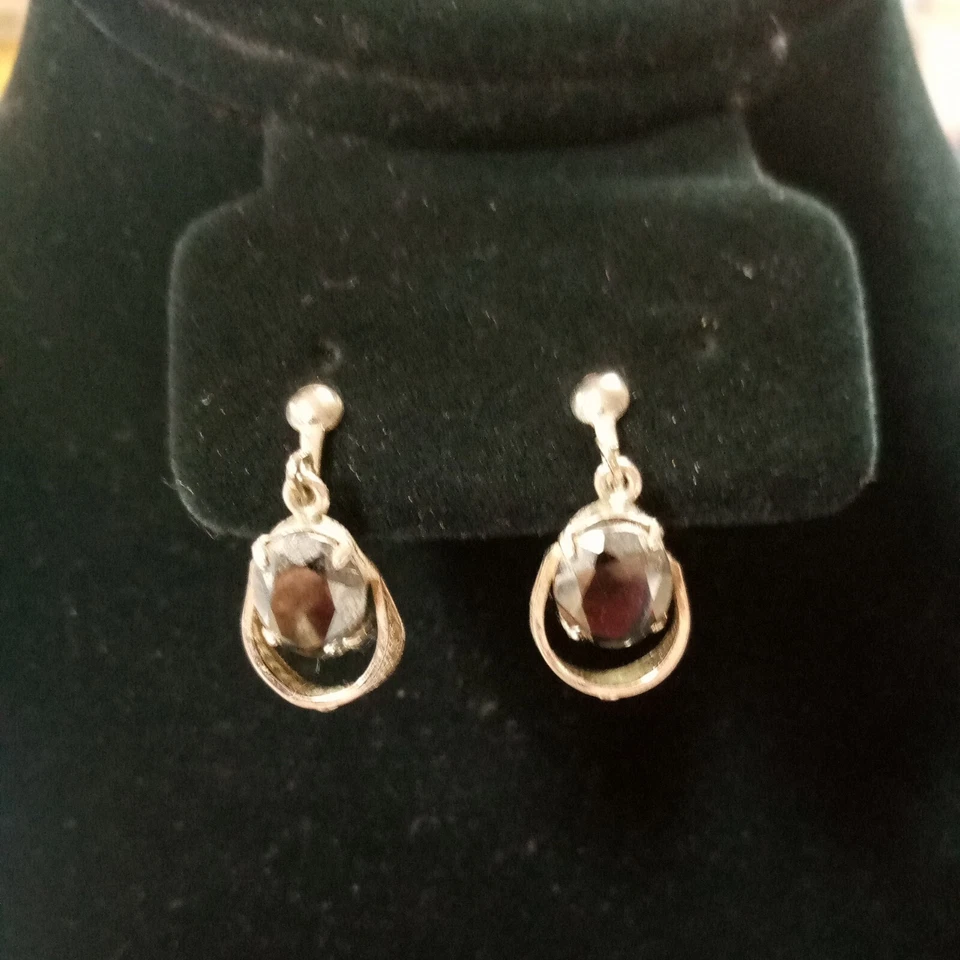 Vintage Silvertone & Hematite Dangly Clip On Earrings (FC 93/2 D610) - Image 1 of 4