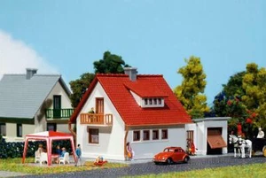 232531 Faller N 1:160, casa de asentamiento con montaje en garaje, época III, kit, GMK - Imagen 1 de 4