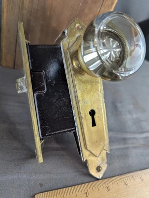 Antiguo juego de perillas de puerta de latón y vidrio Art Deco y cerradura de mortaja de acero funcionando Foto 1 de 4