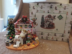 Nuovo con scatola Enesco Charming Tails UN BUON NATALE IN LAVORAZIONE TOPO BABBO NATALE LABORATORIO - Foto 1 di 2