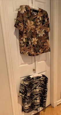 Lote de Blusas Traje Kathy Che Wm-L = 2 Manga Corta Tropical/OTOÑO 🍁 Estampado Negro Abierto Usado en Excelente Condición Foto 1 de 4