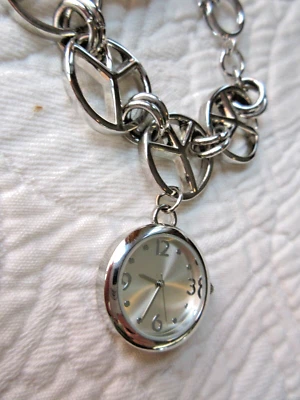 XHILARATION 腕表抛光铬和平标志秒全新电池 SS — 第 1/4 张图片