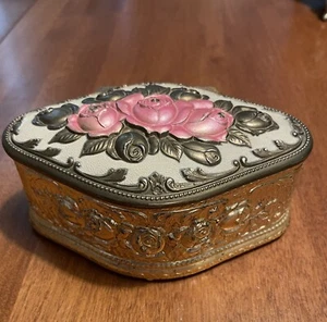 Caja de baratijas de joyería Art Nouveau vintage ornamentadas rosas doradas latón dorado con bisagras - Imagen 1 de 9