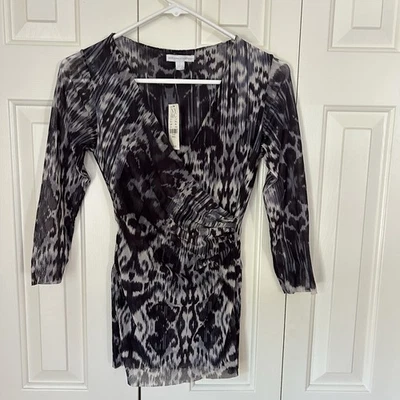 Top New York & Company Talla S Cuello en V Imitación Envoltura Fruncido Negro Gris Blanco Transparente Nuevo con Etiquetas Foto 1 de 4