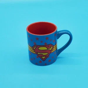 Taza de café Superman DC Comics Deluxe con fondo azul "estrellas" - Imagen 1 de 4
