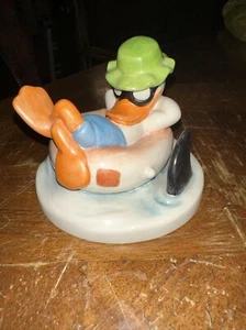 INDIVIDUELLES ANGEBOT Goebel Walt Disney Productions Donald Duck schwebt in Tube - Bild 1 von 6
