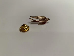 Vogelnadel Revers Goldton NEU 1 Zoll stilisierte Brosche Schnell im Flug Metallschmuck - Bild 1 von 3