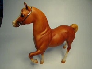 VINTAGE BREYER MOLDING LT MARRONE TROTTING HORSE STATUINA GIOCATTOLO 9'X8" CON GRAFFI USURA - Foto 1 di 13