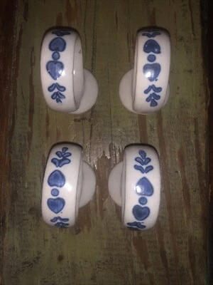 Juego de 4 servilleteros corazones azules con patas Pfaltzgraff Yorktowne Foto 1 de 4