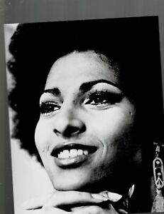 8X10 B & W PHOTO OF-CLOSE  UP- PAM GRIER