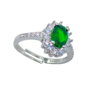 Anello Ovale in Argento 925 con Zircone Verde Smeraldo Contornato da Zirconi Bia - Picture 1 of 1