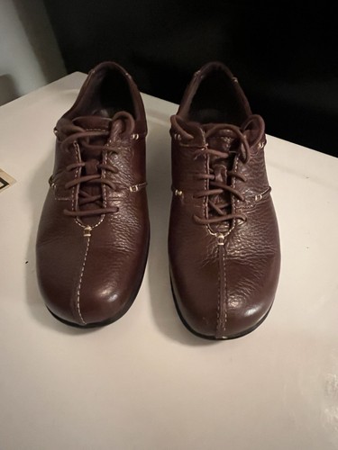 Piegabili donna Clarks stringati in pelle marrone sequoia