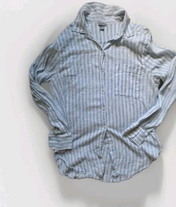Camisa de verano ligera con botones a rayas finas azul bebé Aerie S dobladillo deshilachado - Imagen 1 de 12