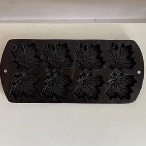 Vintage Lodge 8MLP2 Cast Iron Maple Leaf Pan Corn Bread Muffin Gem Cookie - Picture 1 of 4