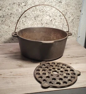 Wagner Ware Sidney O Cast Iron 5 qt Dutch Oven No Lid 1268 E w/ Trivet - Picture 1 of 8