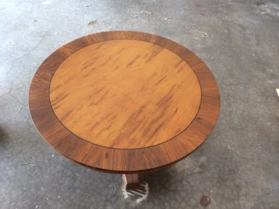 Антикварный стол из красного дерева и инкрустированного тигрового дуба старой колонии 20 век - Изображение 1 из 3