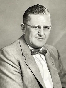 1F Foto alter Mann Anzug Portrait Kopfschuss 50er Jahre hübscher älterer Herr - Bild 1 von 3