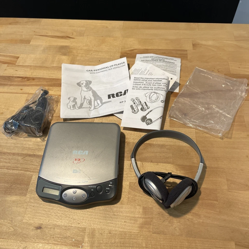 Портативный проигрыватель компакт-дисков RCA RP-2010B на запчасти или для ремонта. В комплекте с автомобильным зарядным устройством - Изображение 1 из 4