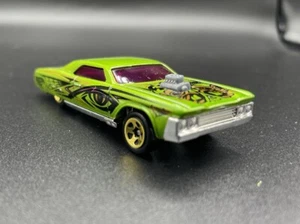 Slammed Layin' Lowrider, Mf. Green * 1:64 Scale Diecast Model Diorama * - Picture 1 of 8