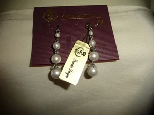 PREMIER DESIGN PD 2" BAUMELNDE KUNSTPERLEN ALTER BESTAND AUF KARTE DURCHBOHRTE OHRRINGE #9/2A - Bild 1 von 2