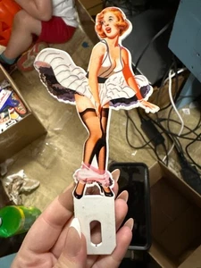 Topper targa Marilyn Monroe verniciato a polvere - Foto 1 di 6