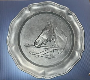Vintage Zinn Teller Pferdekopf 8 3/4" Durchmesser.     F - Bild 1 von 3