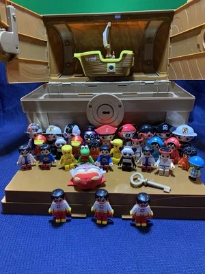 Lote de 30 figuras Ryan's World Mega Mystery Treasure Cofre, Barco Pirata, Llave y Foto 1 de 4
