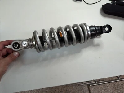 Amortiguador trasero Xsr900 MT09 FZ09 2016 Yamaha OEM Foto 1 de 4