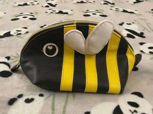Bolsa de maquillaje cosmético acolchada Betsey Johnson Bumble Bee - Imagen 1 de 6