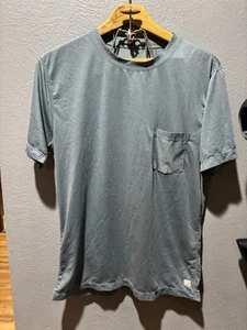 Vuori Shirt Herren Medium M blau grau Tradewind Performance Pocket Tee Activewear - Bild 1 von 5