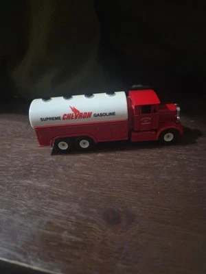 Camión cisterna de juguete Chevron rojo fundido a presión Supreme Gasoline Standard Oil Company Foto 1 de 4