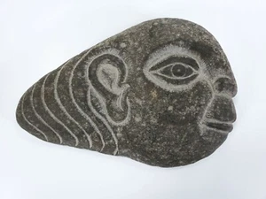 Volkskunst Steinschnitzerei mit ungewöhnlichem Gesicht rückseitig signiert - Bild 1 von 4