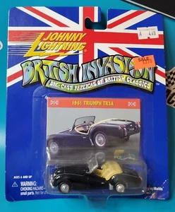 JOHNNY LIGHTNING 🇬🇧 INVASIONE BRITANNICA 🏁 1961 TRIUMPH TR3A AUTO PRESSOFUSA 1/64 NUOVA CON SCATOLA - Foto 1 di 11