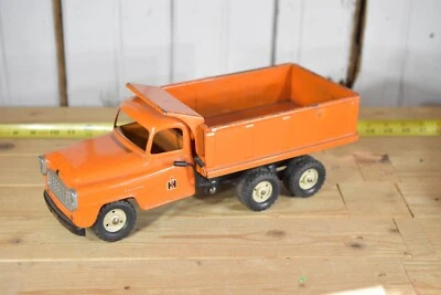 VINTAGE TRU SCALE INTERNATIONAL HARVESTER IH ORANGE DUMP TRUCK - Image 1 of 4